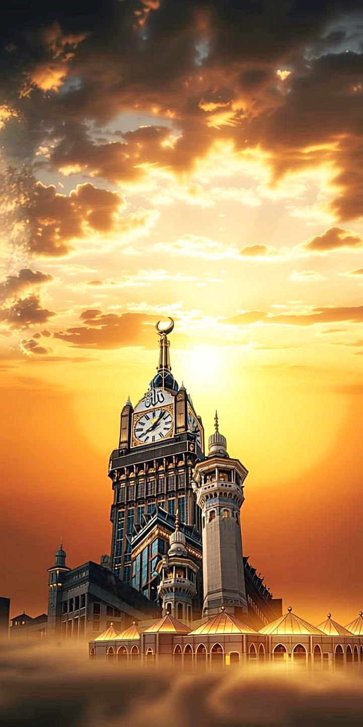 برج ساعة مكة المكرمة في ضياء الغروب الذهبي